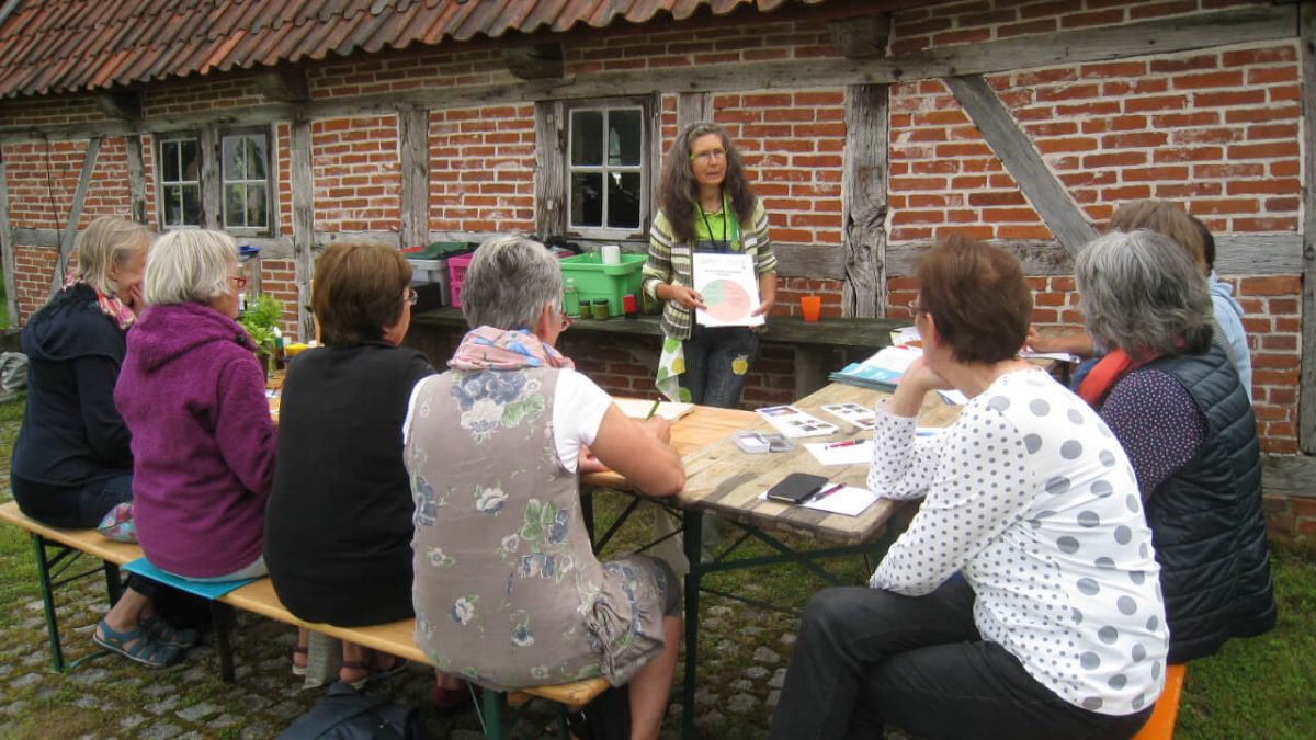 Im Kräuter-Workshop vermittelt Gisela Wroblewski Informationen zu heimischen Kräutern